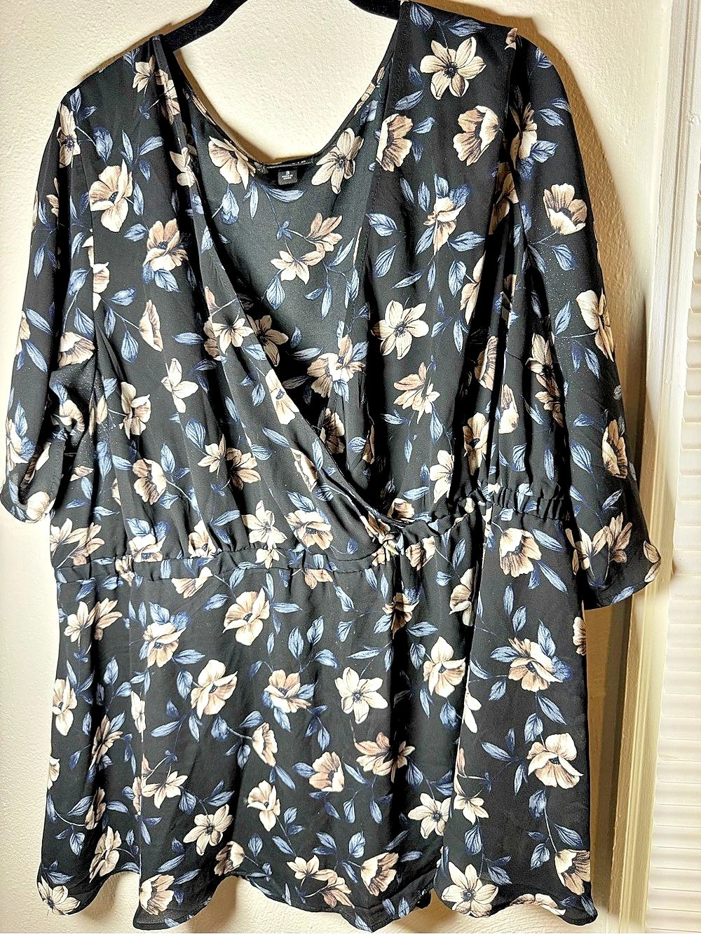 TORRID Floral blouse in Black & graySize 3